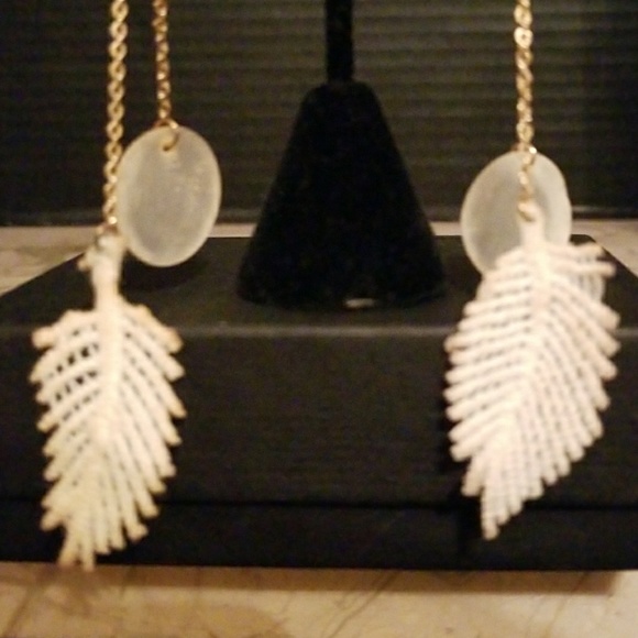 "CLOTH AND SHELL FEATHER LONG EARRINGS"!💕 - Picture 3 of 4
